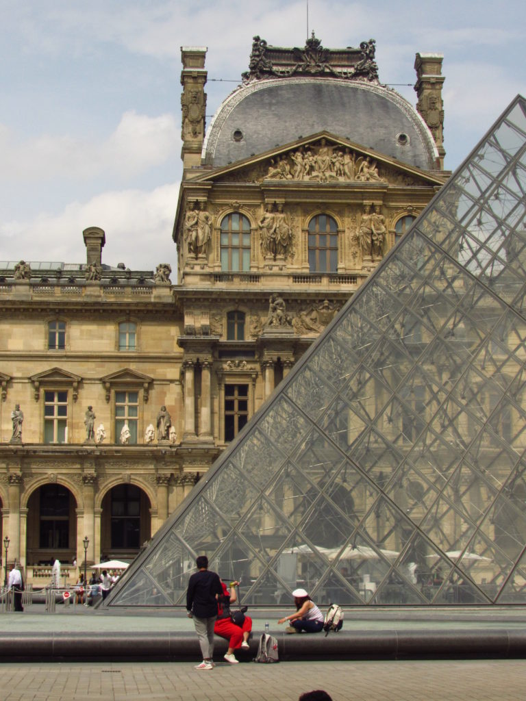 passeio em paris louvre